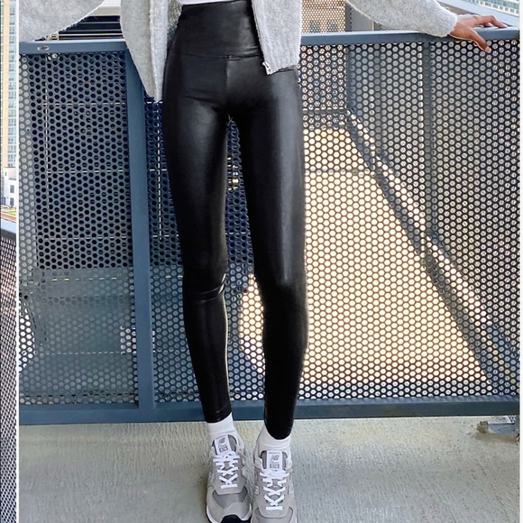 Aritzia Pants - Wilfred Free Daria Legging